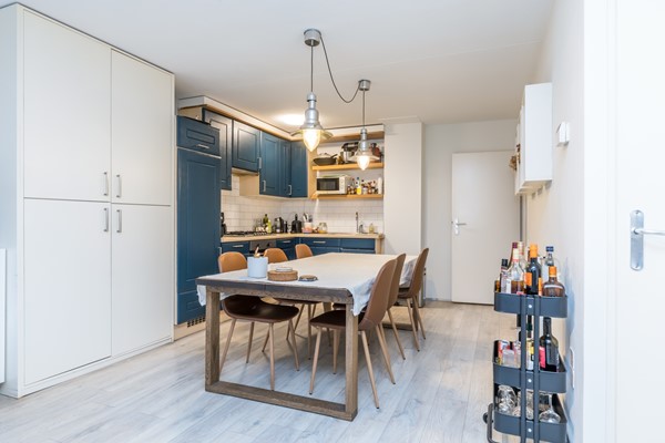 Foto - Te koop: Op goede, rustige en centrale locatie in Eikenderveld gelegen instapklare tussenwoning met 2 slaapkamers, berging op de begane grond en een dakterras. 